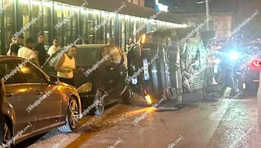 Aksident në Sarandë, automjeti përplaset me disa mjete të tjera të parkuara dhe përmbyset në rrugë! S’ka të lënduar