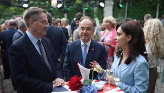 Ditëlindja e Mbretit Charles III mbledh figurat shtetërore në Tiranë! Ambasadori Abott: Monarku Britanik kurioz për Shqipërinë (FOTO)