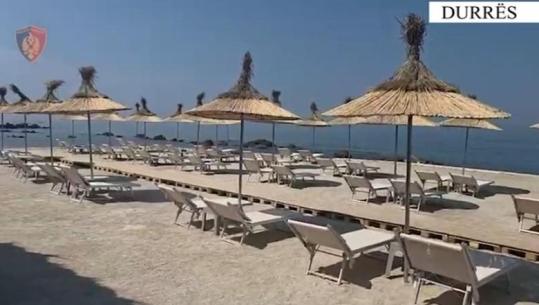 Zaptuan plazhin publik, sekuestrohen 70 çadra dhe shezlongë në Durrës