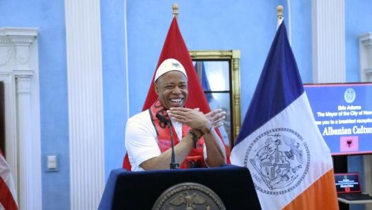 Parada e shqiptarëve në New York, kryebashkiaku Adams me plis në kokë: Mezi pres të vij në Shqipëri