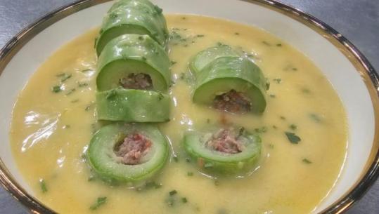 Kunguj të mbushur me mish në salcë të bardhë nga zonja Albana