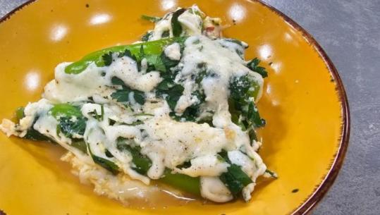 Speca të pjekur me kos, djathë dhe majdanoz nga zonja Albana