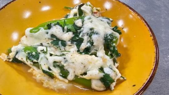 Speca të pjekur me kos, djathë dhe majdanoz nga zonja Albana