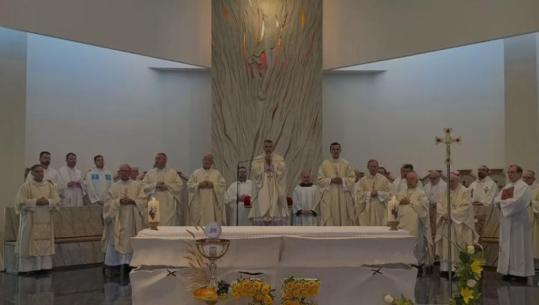 Kremtohet 25-vjetori meshtarak i ipeshkvit Monsinior Simon Kulli, një prej priftërinjve të parë pas diktaturës