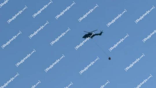Fshatrat e Vlorës nën terrorin e flakëve, helikopteri i ushtrisë operacion për shuarjen e vatrave aktive