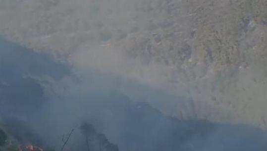 Shuhen dy vatrat e zjarrit në Drenovë, aktivizohet një vatër e re, pritet ndërhyrja nga ajri me helikopter