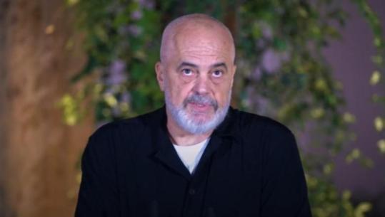 Rama nderon me Yllin e Madh të Mirënjohjes Publike presidentin e Emirateve Arabe: E kuqja dhe e zeza, simbolizojnë gjakun që vëllezërit tanë dhanë për këtë tokë