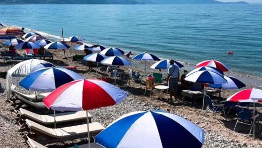 Rama ndan pamjet në Qeparo: Pas lirimit të hapësirave, bashkia Himarë ka vendosur çadra falas për pushuesit