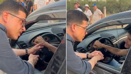 Ministri Vengu bisedon me banorin në Delvinë: Do verifikojmë çdo banesë, nëse s'do kenë më rrezik nga zjarri, do ktheheni sonte në shtëpi (VIDEO)