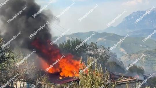 Flakët në Poliçan dalin jashtë kontrollit, digjen 3 shtëpi, rrezikohen disa të tjera! Evakuohen 4 fshatra (VIDEO)