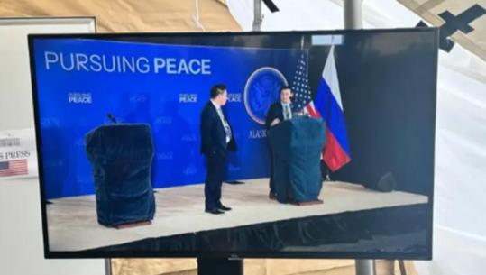 “Në ndjekje të paqes”, brenda sallës ku është planifikuar konferenca për shtyp Trump-Putin