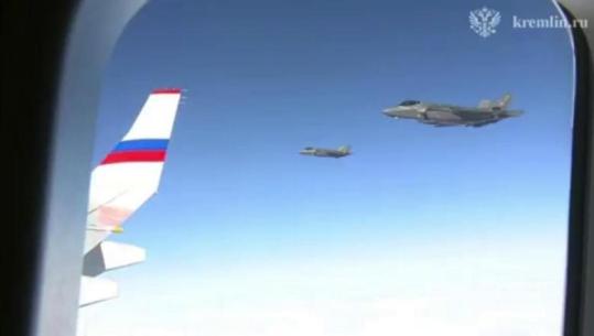 Momenti kur avionët luftarakë amerikanë F-35 shoqërojnë aeroplanin presidencial të Vladimir Putin (VIDEO)