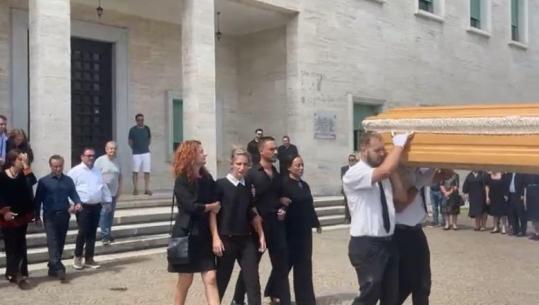 Mbyllen homazhet, gazetari Artur Zheji përcillet për në banesën e fundit (VIDEO)