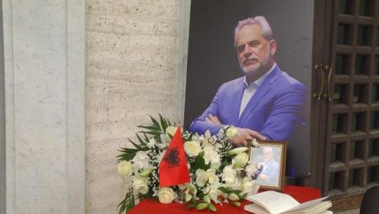 Lamtumirë Artur Zheji! Miq e bashkëpunëtorë homazhe për gazetarin: Humbje e madhe, themeloi elegancën në analizën politike