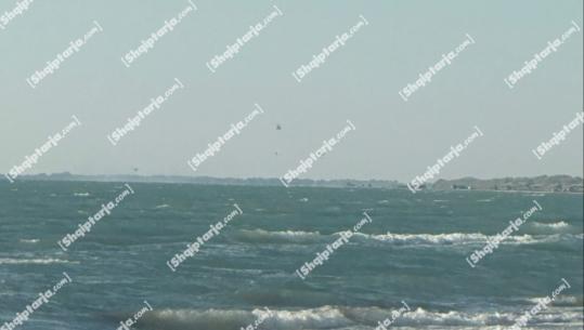 Zjarri në fshatin Akërni, në ndihmë shkojnë 4 helikopterë (VIDEO)