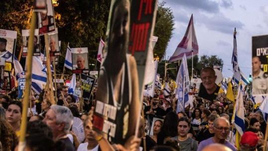 Protesta në Tel Aviv, qindra persona me pankarda në duar kërkojnë lirimin e pengjeve