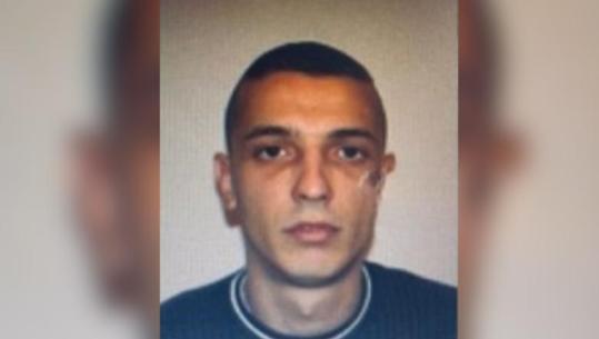 U kap me pistoletë me fishekë në fole gati për qitje, kush është Aldi Mustafa? Ushtari i grupit të ‘Rrumit të Shijakut’, në 2023 i shpëtoi atentatit me tritol