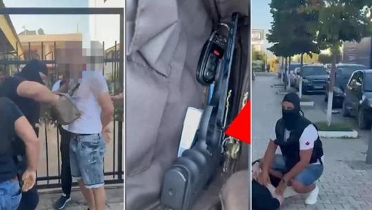 VIDEO e aksionit në Durrës/ Momenti kur prangosen dy të rinjtë, me pistoletë brenda në çantë