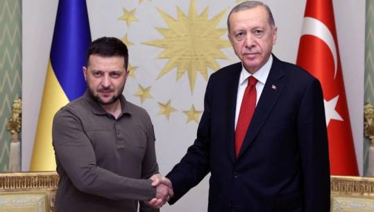 Zelensky bisedë telefonike me Erdogan: Rusisë duhet t’i ushtrohet më shumë presion përmes sanksioneve, tarifave dhe masave politike