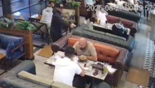 Turqi/ Presidenti i klubit të futbollit ekzekutohet me plumb në kokë teksa hante në restorant! Një e shtënë, gjaku që vërshon dhe koka që bie mbi ushqim (VIDEO)