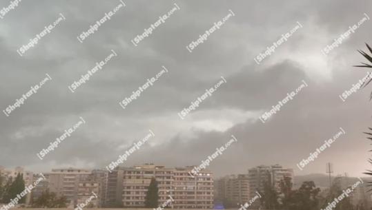 Stuhia e erës dhe rërës ‘pushton’ Vlorën, bllokohet qarkullimi, largohen pushuesit (VIDEO)