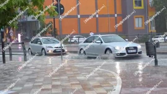 Moti i keq/ Stuhia dhe reshjet e shiut përfshijnë edhe qytetin e Fierit (VIDEO)