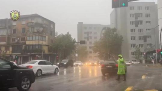  Moti i keq/ Policia apel drejtuesve dhe këmbësorëve: Respektoni udhëzimet! Ka prezencë uji në disa akse, inerte dhe pemë të thyera 