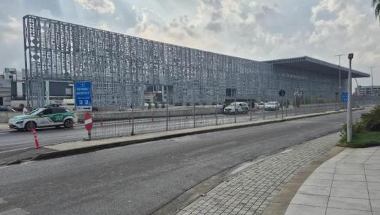 Moti i keq/ Aeroporti i Rinasit pezulloi operacionet në pistë për 30 minuta: Vijon puna normalisht