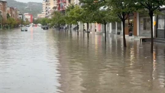 Reshjet e dendura të shiut përmbysin Vlorën, 3 lagje dhe bulevardi ‘Ismail Qemali’ nën ‘pushtetin’ e ujit! Raportohen dëme në 15 shtëpi