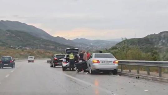Moti i keq/ Aksident në aksin Elbasan-Tiranë, përplasen dy mjete