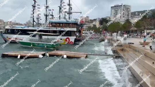 Moti i keq përfshin edhe Sarandën, lundrimi i varkave të vogla i ndaluar që prej mëngjesit