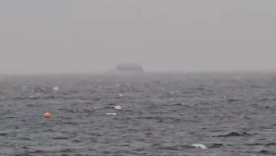 Pogradec/ Stuhia e fortë sjell në brigjet liqenore shqiptare tragetin turistik maqedonas të linjës Shën Naum-Ohër! Nuk ka dëme e të lënduar 