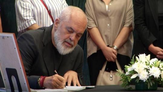  Kryeministri Rama bën homazhe në nderim të regjisorit Anagnosti (VIDEO)