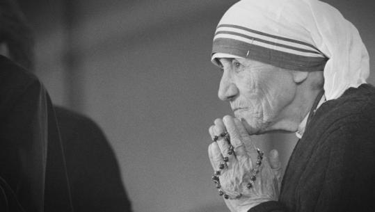 'Krenari e madhe për Shqipërinë', delegacioni i BE në Tiranë: Mesazhet e Nënë Terezës, kujtesë se duhet të jemi bashkë për një të ardhme më të mirë