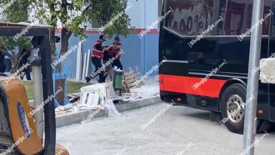 Operacioni antidrogë në Elbasan, të ndaluarit shoqërohen me autobus drejt paraburgimit në Tiranë, familjarët: Jemi të shqetësuar, s'kemi asnjë informacion