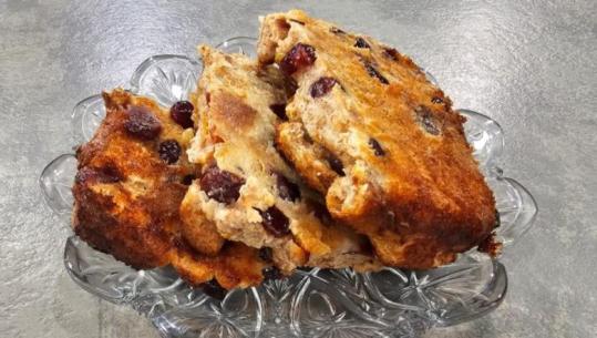 Ëmbëlsirë me bukë dhe fruta nga zonja Albana