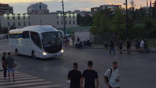 Letonia mbërrin në 'Air Albania' e shoqëruar nga forcat e policisë