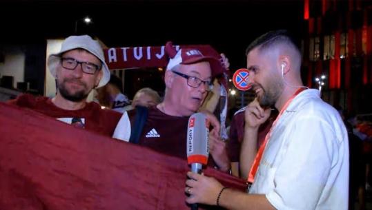 VIDEO/ Fansat e Letonisë kërkojnë një pikë në Tiranë, s'i ndahen gazetarit të Report Tv gjatë raportimit