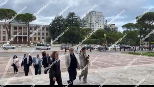 Sot shpallet qeveria e re, anëtarët e Asamblesë Kombëtarë të PS fillojnë të mblidhen në Pallatin e Kongreseve