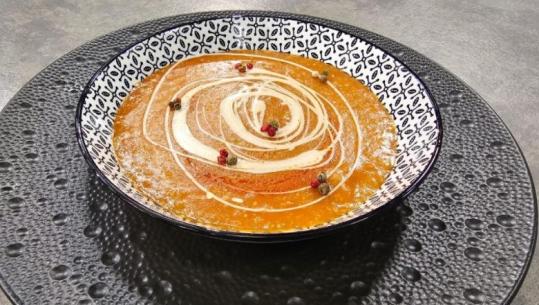 Supë me trahana dhe domate nga zonja Albana