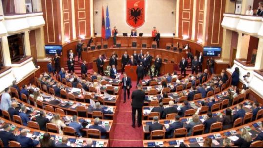 Tensione në Kuvend/ Berisha bllokon foltoren, demokratët refuzojnë ngritjen e komisionit për verifikimin e mandateve! Bardhi i prish mikrofonin Taulant Ballës