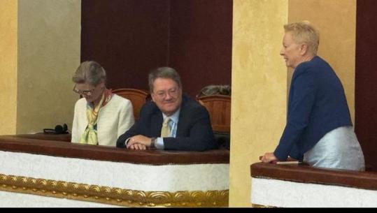 Konstituimi i Kuvendit të ri, të pranishëm dhe ndërkombëtarët! Mbërrin në parlament Nancy vanHorn