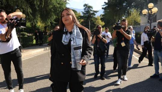 Sara Mile në Kuvend, vendos në qafë shallin me akuzat e opozitës: Simbolizon baltën që kanë hedhur mbi mua