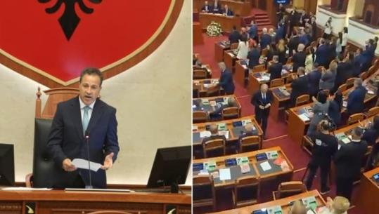 VIDEOLAJM/ Mes zhurmave të opozitës (e largimit të Berishës) dhe duartrokitjeve të mazhorancës, si u zgjodh Niko Peleshi kryetar Kuvendi