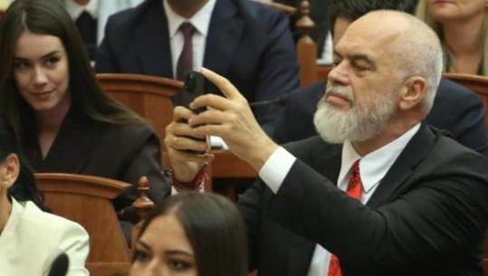 FOTOLAJM/ Seanca konstituive për legjislaturën e XI, Rama shkrep foto në Kuvend 