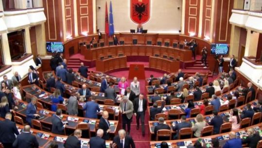 Opozita braktis sallën, miratohen me 79 vota pro ndryshimet e rregullores së Kuvendit (VIDEO)