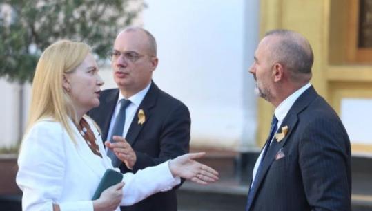 FOTOT/ Jozefina Topalli kthehet në Kuvend, Mesila Doda ‘debat’ me Ulsi Manjën