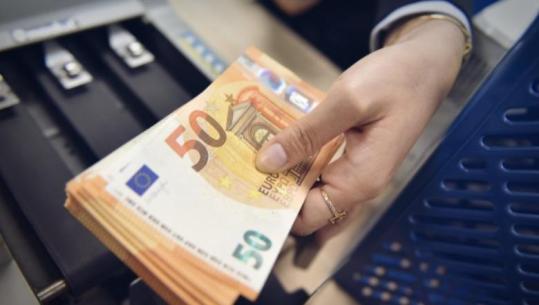 Ofertë e lartë dhe kërkesë e pakët, Euro prek minimum të ri historik