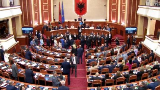 Kaos në Kuvend, deputetët e opozitës bllokojnë foltoren, hedhin shishe ujë drejt Ramës (VIDEO)