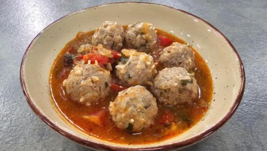Qofte me mish dhe oriz në salcë domateje nga zonja Albana